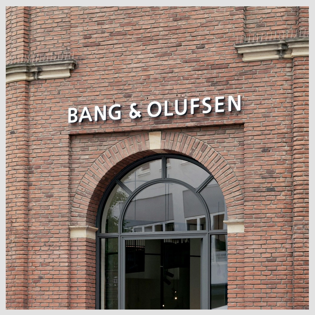 Profilbokstäver logo på fasad
