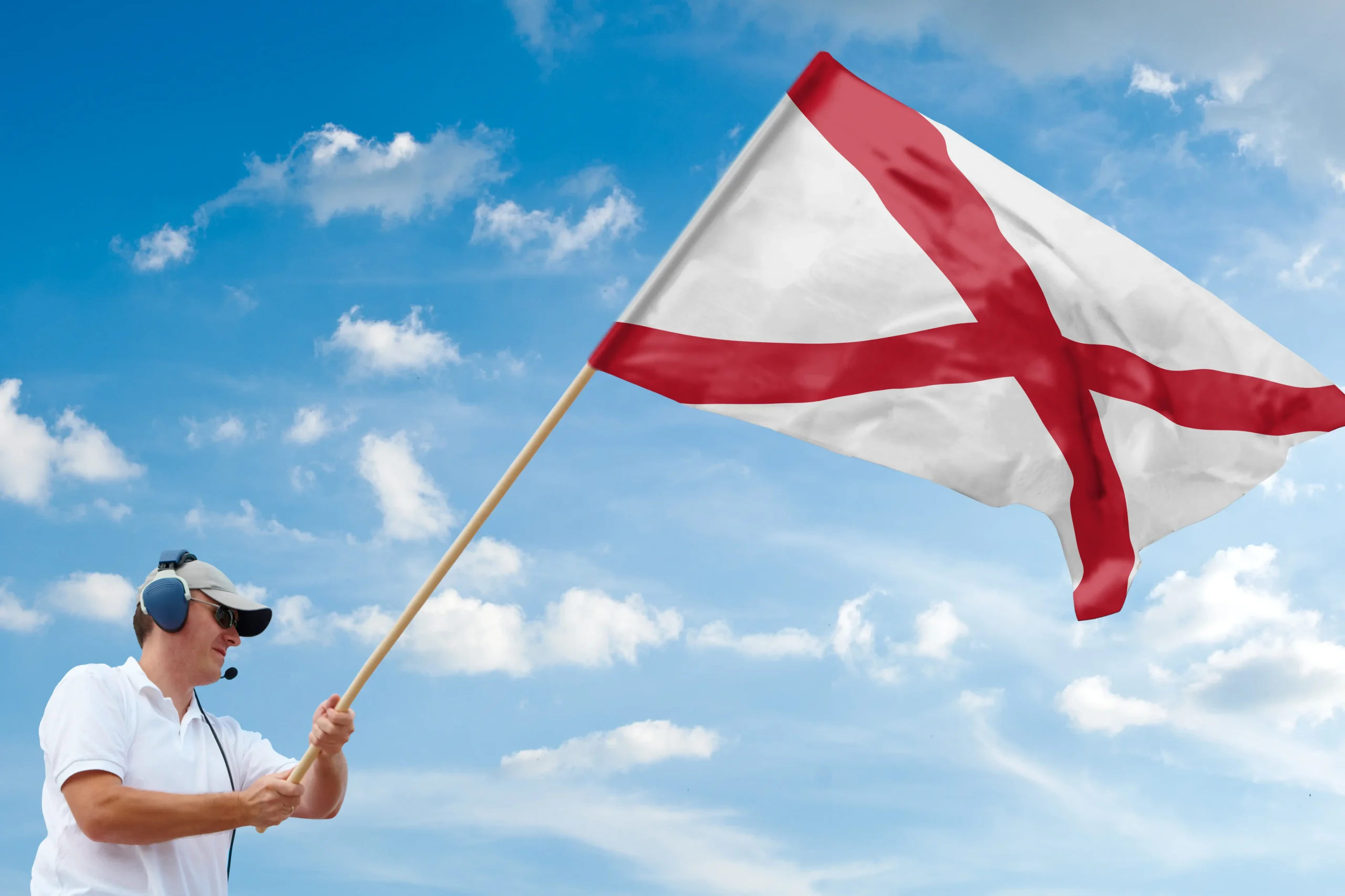 Tävlingsfunktionär visar Signalflagga Red Cross under motorsport på racingbana.